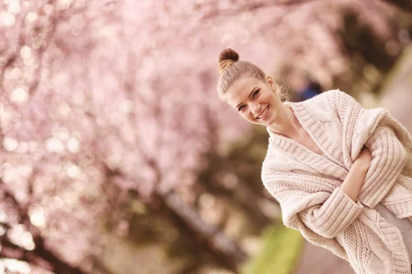 Прекрасные женщины весной, окруженные цветущими деревьями — стоковое фото
