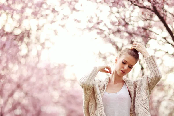 Mulheres bonitas na primavera cercadas por árvores floridas — Fotografia de Stock