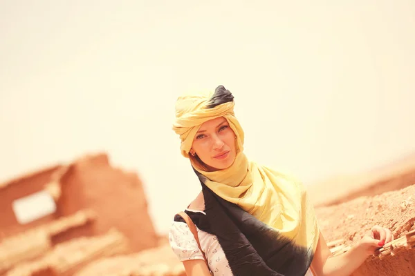 Beautiful women wearing turban in desert — Stock Photo, Image