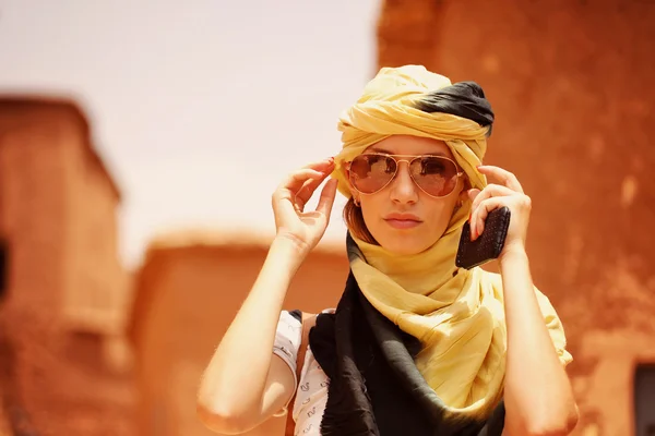 Mulheres bonitas vestindo turbante no deserto — Fotografia de Stock
