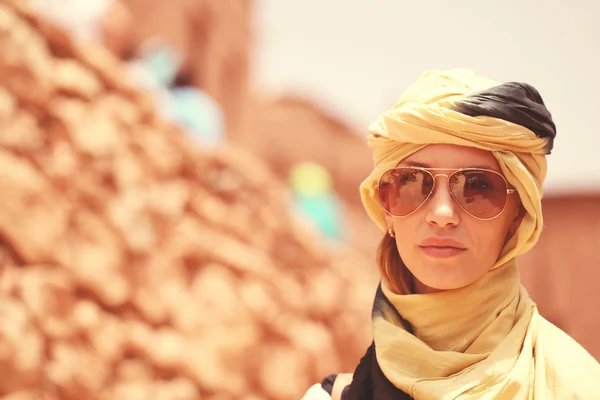 Hermosas mujeres con turbante en el desierto —  Fotos de Stock