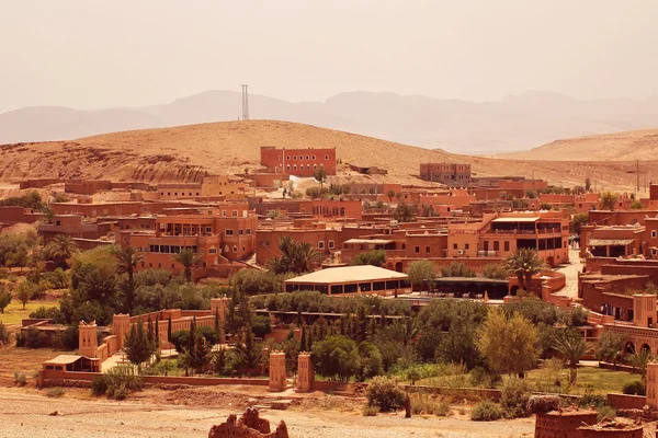 Bela vista da cidade no deserto perto de Marrocos — Fotografia de Stock