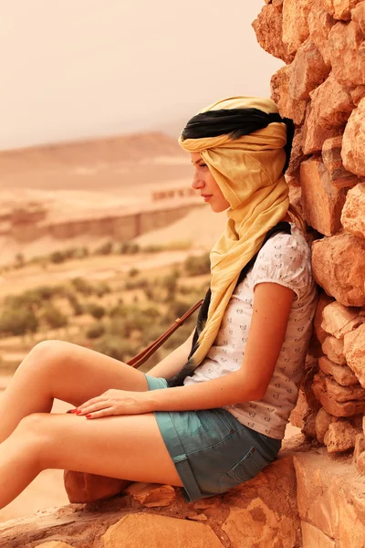 美丽的女人，在沙漠中戴头巾 — 图库照片