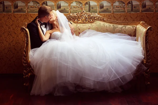 Beautiful bridal couple kissing — Stock Photo, Image