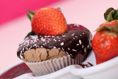 Lezzetli kek çilek ve çikolata ile