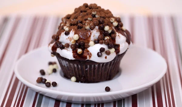 Delicious cupcake with chocolate topping and sprinkles; — Stock Photo, Image