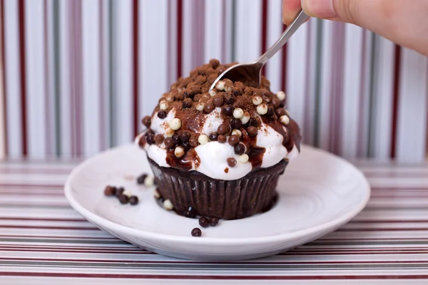 Delicious cupcake with chocolate topping and sprinkles; — Stock Photo, Image