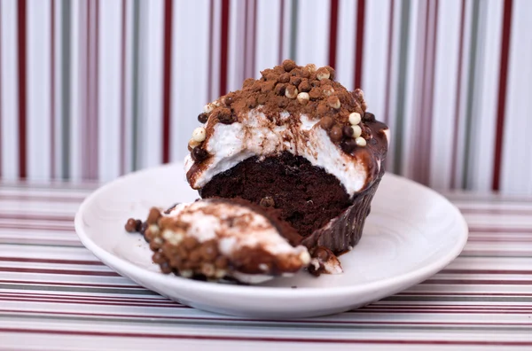 Leckere Cupcake mit Schokolade Topping und Streusel; — Stockfoto