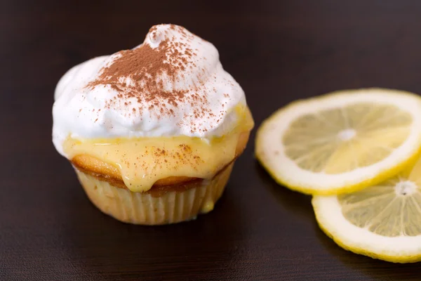Leckerer Cupcake mit Zitronenbelag — Stockfoto