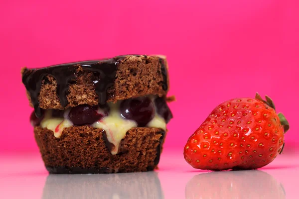 Вкусный 2-х уровневый кекс с клубникой и шоколадом — стоковое фото