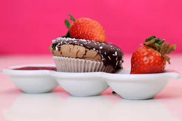 Délicieux cupcake aux fraises et chocolat — Photo