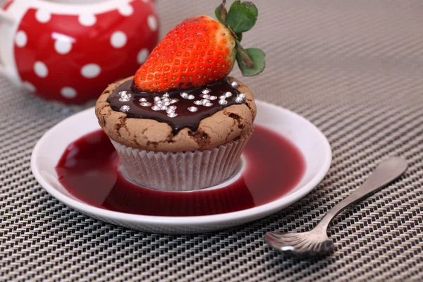 Cupcake lezat dengan stroberi dan coklat — Stok Foto