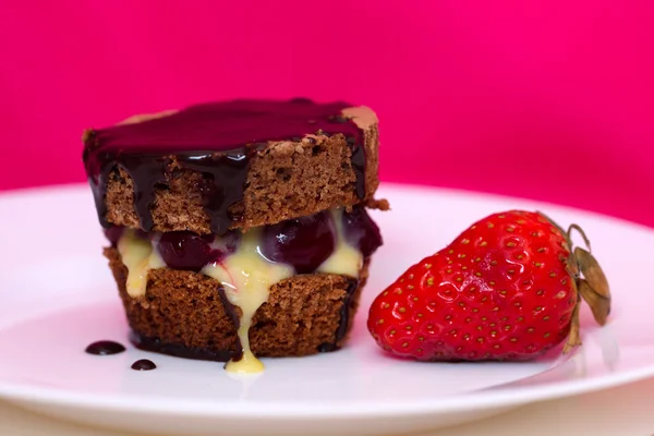 Leckerer 2-Stufen-Cupcake mit Erdbeeren und Schokolade — Stockfoto