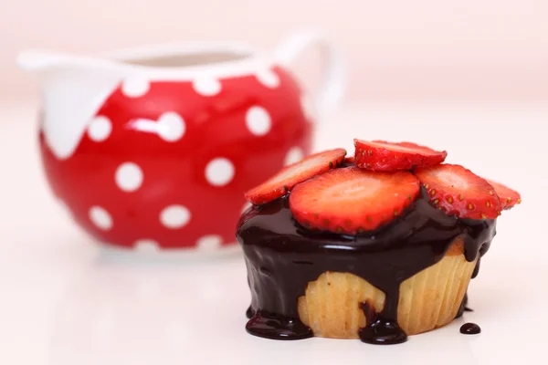 Leckerer Cupcake mit Erdbeeren und Schokolade — Stockfoto