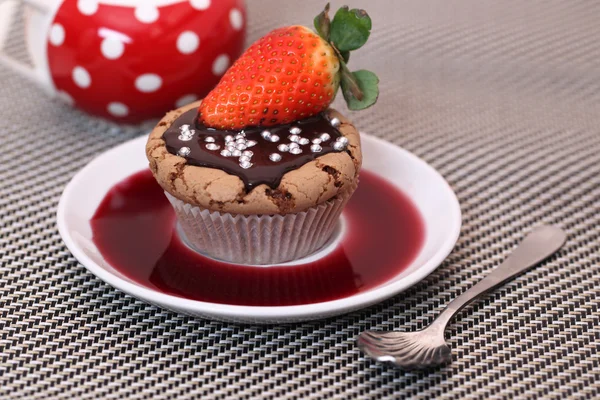 Leckerer Cupcake mit Erdbeeren und Schokolade — Stockfoto