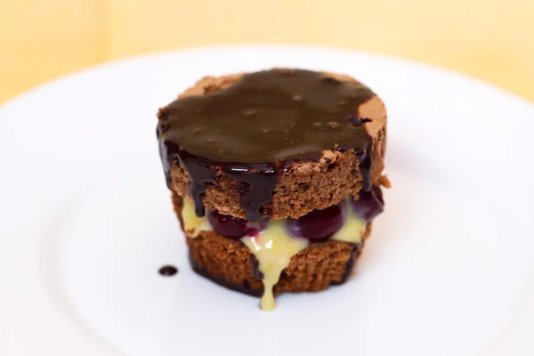 Leckerer 2-Stufen-Cupcake mit Erdbeeren und Schokolade — Stockfoto
