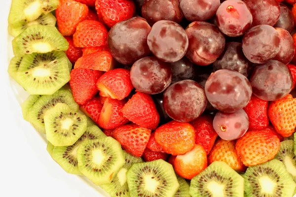 Strawberries, kiwi and grapes on plate — Stock Photo, Image