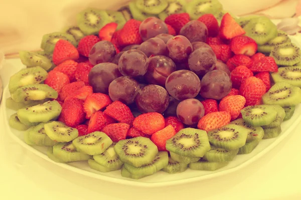 Fresas, kiwi y uvas en plato —  Fotos de Stock