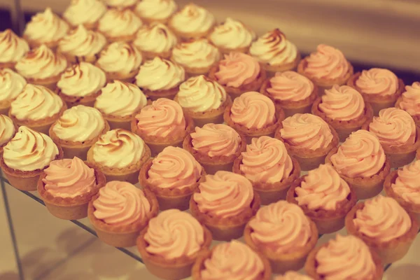 Deliciosos cupcakes em stand — Fotografia de Stock