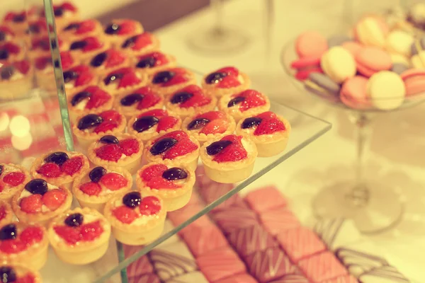 Смачний десерт шведський стіл — стокове фото