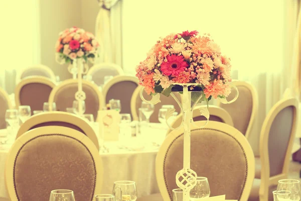 Όμορφο λουλούδι μπουκέτο διακόσμηση στο τραπέζι του γάμου — Φωτογραφία Αρχείου