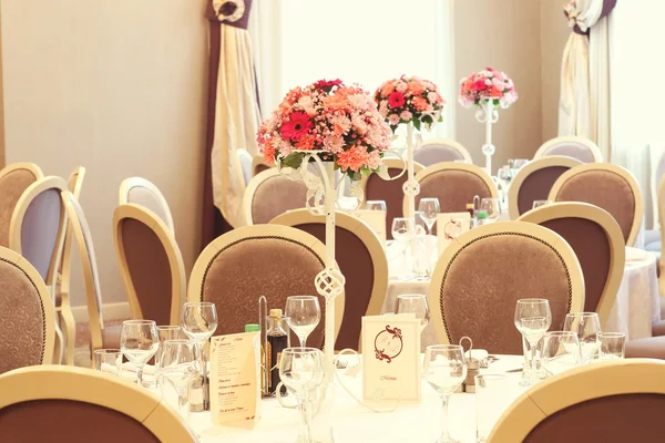 Mooie bloem boeket decoratie op bruiloft tabel — Stockfoto
