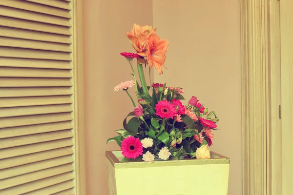Krásné květinové dekorace na svatební hostinu — Stock fotografie