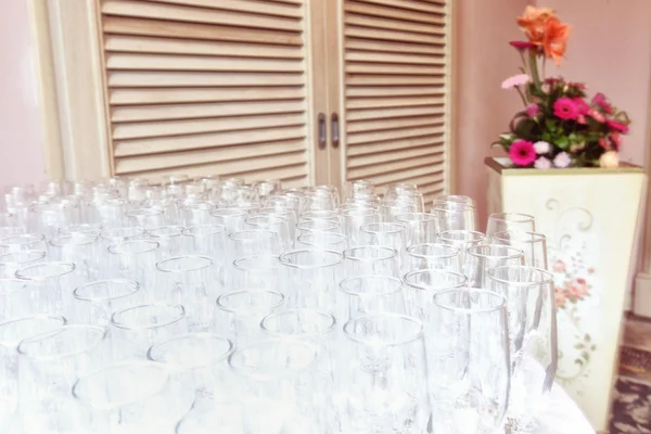 Много стаканов на свадебном приеме — стоковое фото