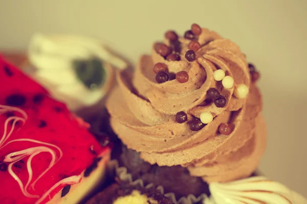 Sprinkles ile lezzetli çikolatalı kek — Stok fotoğraf