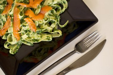 Makarna ile lezzetli füme somon