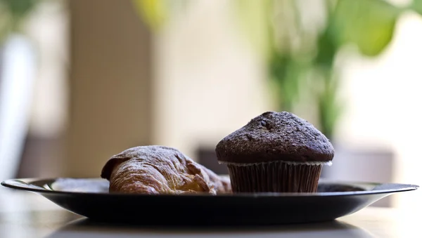 Leckere Muffins und Croissant — Stockfoto