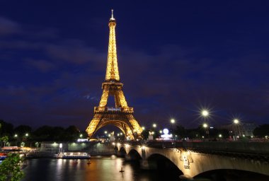 Güzel bir gece görünümünü Eyfel Kulesi Paris, Fransa