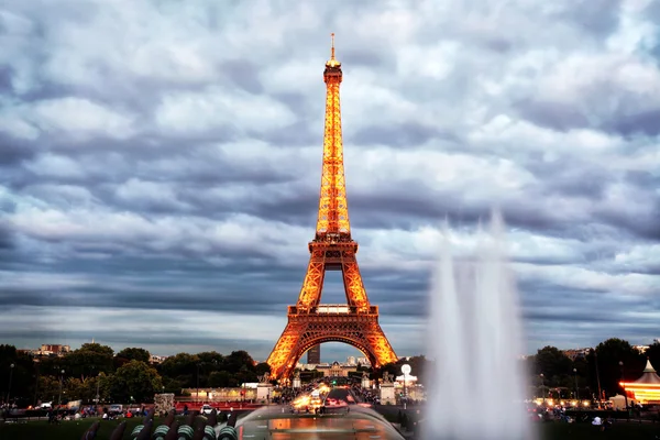 Schöne Aussicht auf den Eiffelturm in Paris, Frankreich — Stockfoto