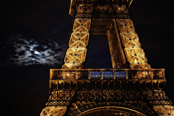 Schöne nächtliche Ansicht des Eiffelturms in Paris, Frankreich — Stockfoto