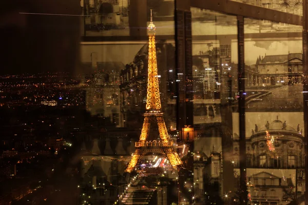 Schöne nächtliche Ansicht des Eiffelturms in Paris, Frankreich — Stockfoto