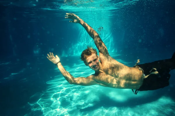 Sexy gars plongée dans la piscine sous-marine — Photo