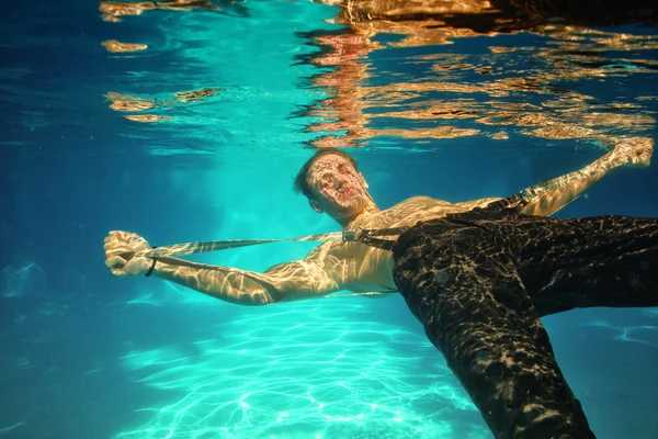 Sexy guy diving in pool underwater — Stock Photo, Image