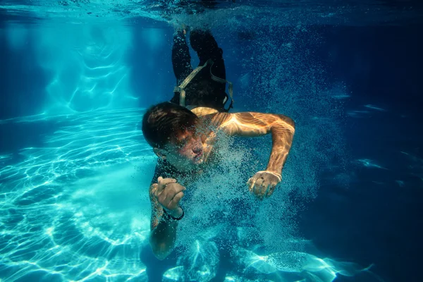 Sexy chico buceo en la piscina bajo el agua —  Fotos de Stock