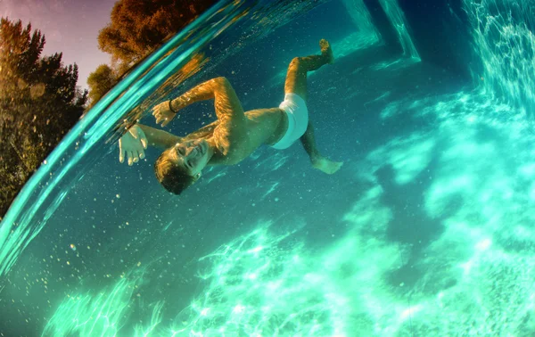 Sexy chico buceo en la piscina bajo el agua — Foto de Stock