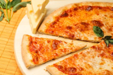 Lezzetli İtalyan pizza plaka üzerinde