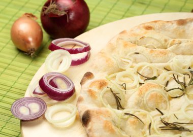 Düz karnabahar pizza kabuk üzerinde