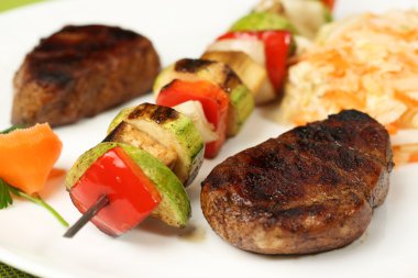 Kavrulmuş et ile sebze şişleri