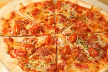 Lezzetli İtalyan pizza plaka üzerinde