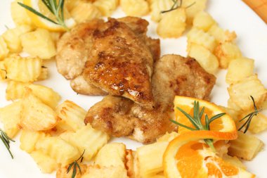 Patatesli kızarmış tavuk.