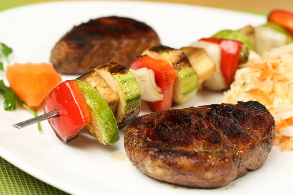 Zeleninové špízy s pečené maso — Stock fotografie