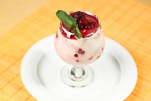 Delicious bowl of fruits ice cream — Stock Photo, Image
