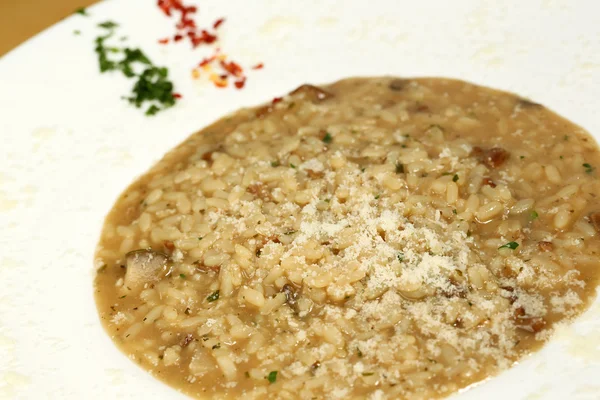 Prato de risoto delicioso com queijo parmesão grana — Fotografia de Stock