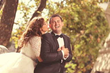 damat ve gelin parkta poz