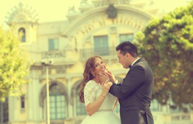 damat ve gelin şehirde poz