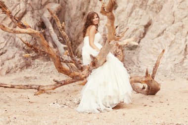 Güzel gelin dallarda ayakta